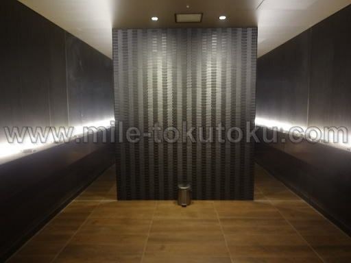 福岡空港 JALサクララウンジ 喫煙所の中