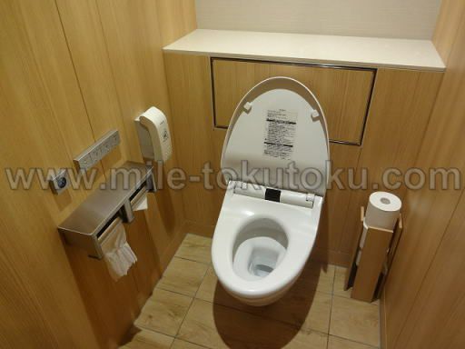 福岡空港 JALサクララウンジ ウォシュレット便座