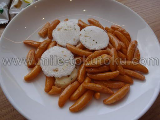 福岡空港 JALサクララウンジ 柿の種と煎餅