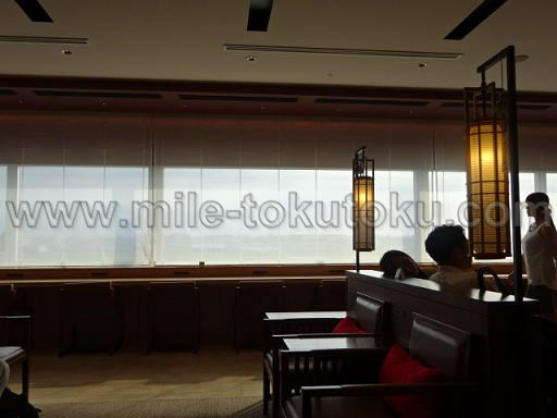 福岡空港 JALサクララウンジ 窓のカーテン