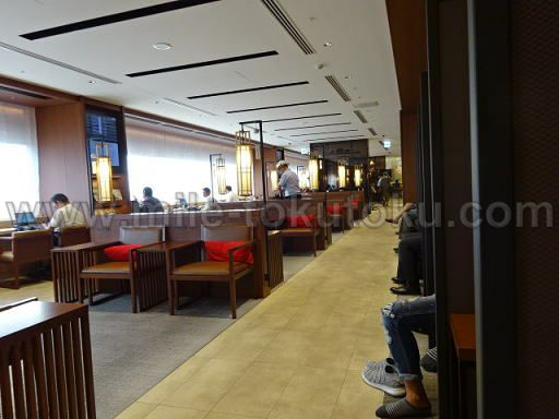 福岡空港 JALサクララウンジ ソファー席前の通路