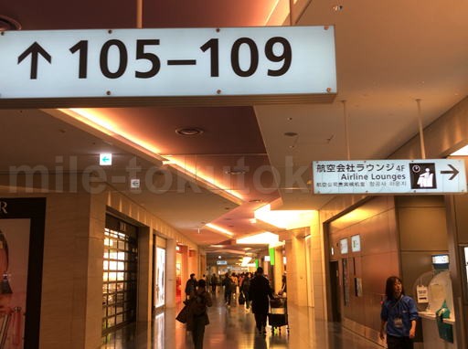 羽田 第3 プライオリティパス専用ラウンジ 108番ゲート向けて進む