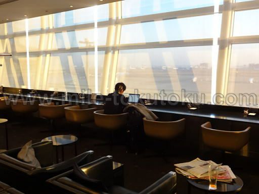 羽田空港 国際線ANAラウンジ 窓側のカウンター席