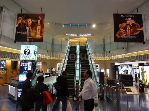 羽田空港 国際線 TIATラウンジ 出国審査後のエスカレーター