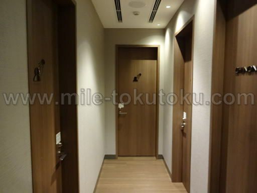 羽田空港 国際線 TIATラウンジ シャワーへの通路