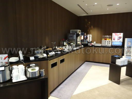 羽田空港 国際線 TIATラウンジ 食事コーナー