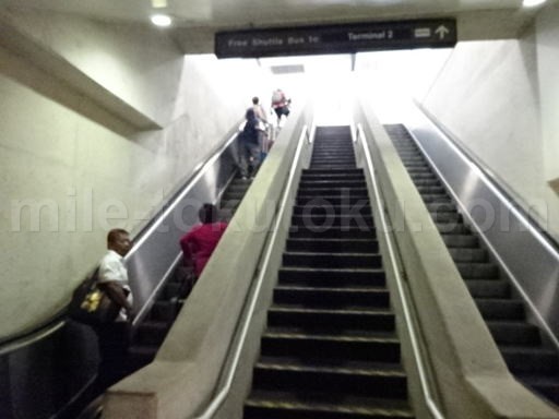 ホノルル空港 ハワイアン航空ラウンジ エスカレーター