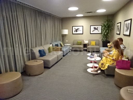 ホノルル空港 ハワイアン航空ラウンジ 奥は空いている