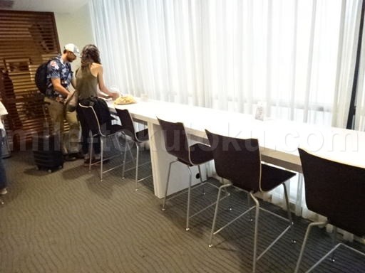 ホノルル空港 ハワイアン航空ラウンジ カウンター席