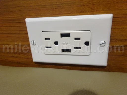 ホノルル空港 ハワイアン航空ラウンジ 電源