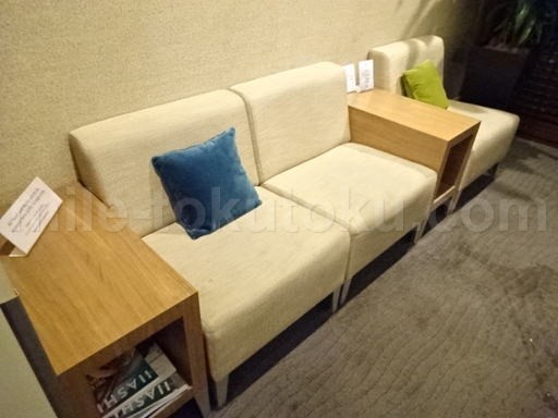 ホノルル空港 ハワイアン航空ラウンジ 仮眠できそうなソファ