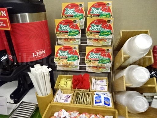 ホノルル空港 ハワイアン航空ラウンジ カップラーメン