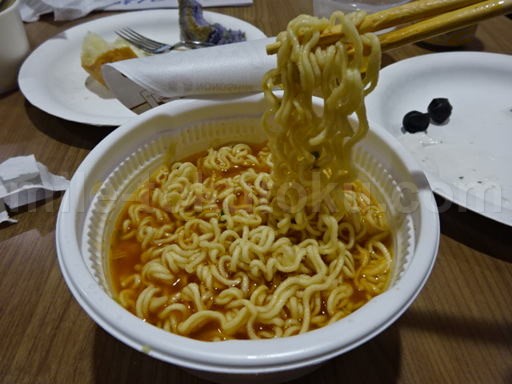 ホノルル空港 ハワイアン航空ラウンジ カップ麵