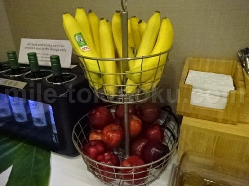 ホノルル空港 ハワイアン航空ラウンジ フルーツ