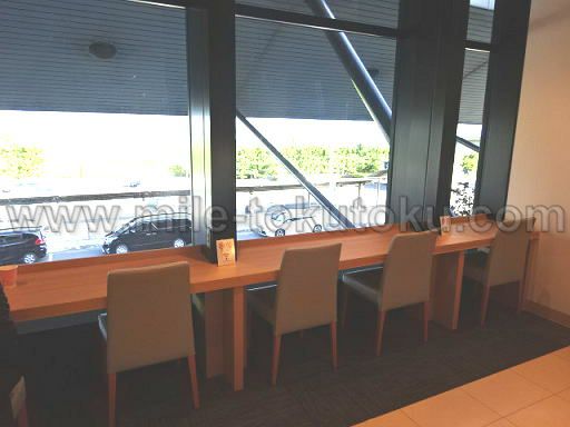 出雲空港 ラウンジ 窓側のカウンター席