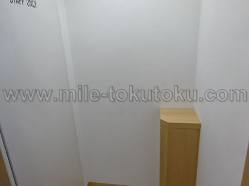 出雲空港 ラウンジ 通話ブースの室内