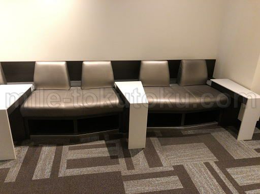 鹿児島空港 ANAラウンジ 横になれそうなソファー