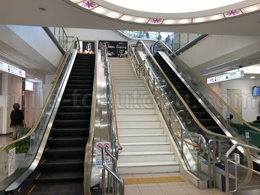 鹿児島空港 スカイラウンジ菜の花 エスカレーターで2階へ