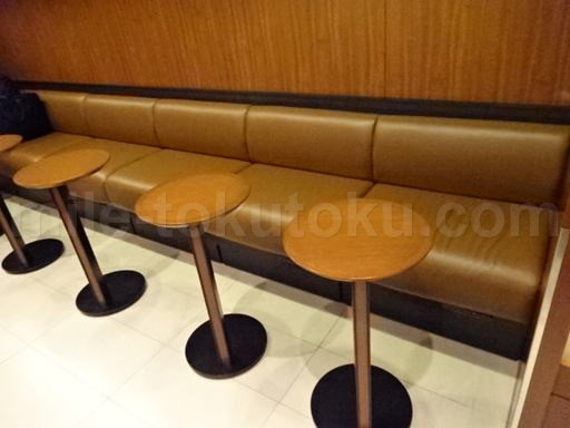 鹿児島空港 JALサクララウンジ 壁沿いソファー