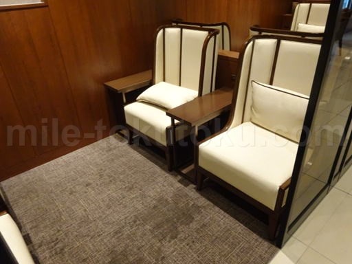 鹿児島空港 JALサクララウンジ ソファー席