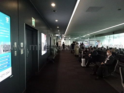 北九州空港 ラウンジひまわり 1番ゲート方面へ進む