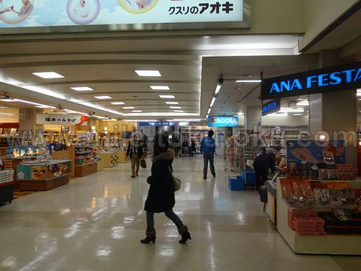 小松空港 スカイラウンジ白山 2階の右奥へ