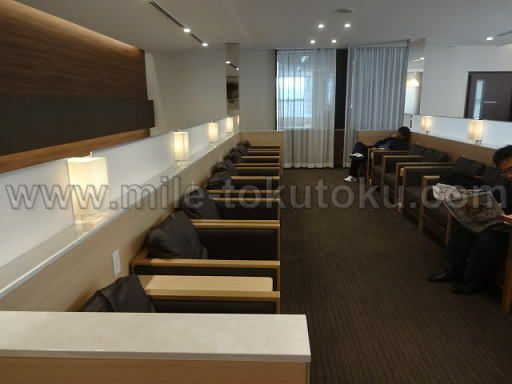 小松空港 スカイラウンジ白山 向かい合うソファー席