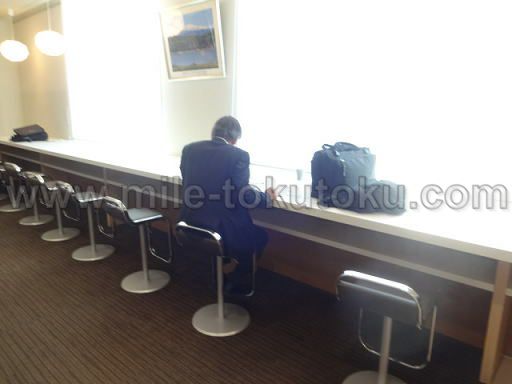 小松空港 スカイラウンジ白山 窓側カウンター席