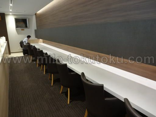 小松空港 スカイラウンジ白山 壁側カウンター席