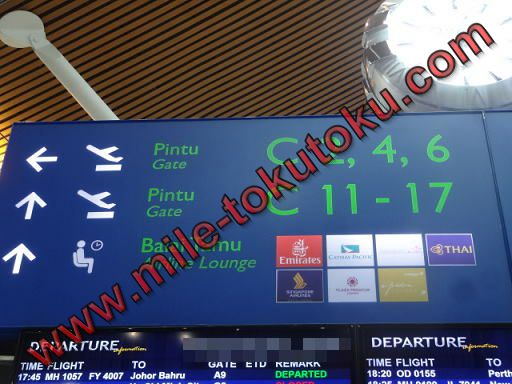 クアラルンプール空港 エアロトレイン降りてラウンジへ