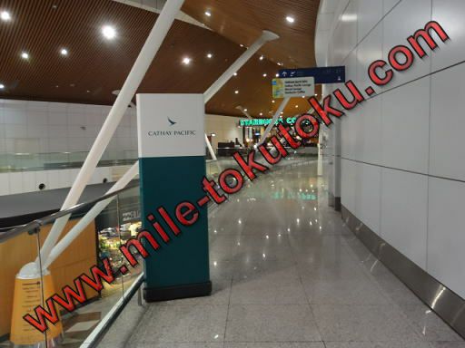 クアラルンプール空港 キャセイ航空ラウンジ 通路にある案内板