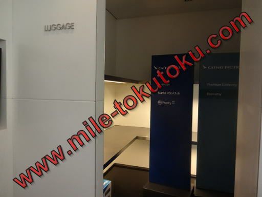 クアラルンプール空港 キャセイ航空ラウンジ 荷物置き場