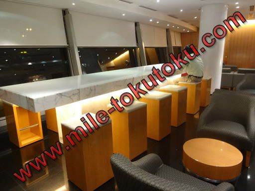 クアラルンプール空港 キャセイ航空ラウンジ カウンター席