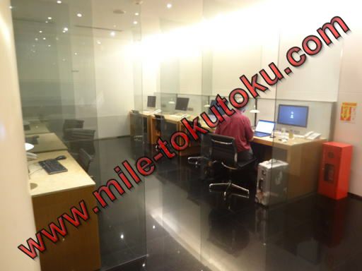 クアラルンプール空港 キャセイ航空ラウンジ パソコンあるビジネスコーナー