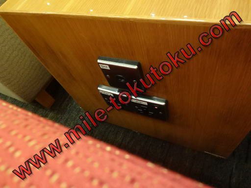 クアラルンプール空港 キャセイ航空ラウンジ テーブルの電源