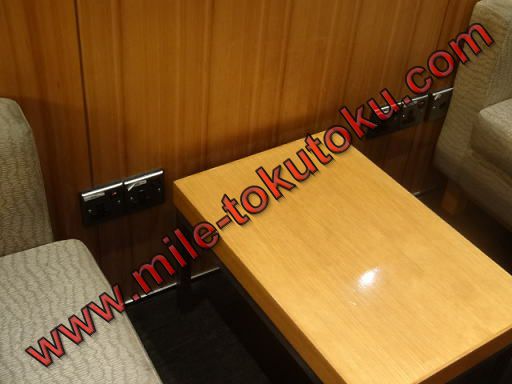 クアラルンプール空港 キャセイ航空ラウンジ 壁のコンセント