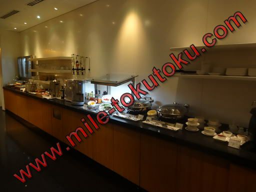 クアラルンプール空港 キャセイ航空ラウンジ 食事カウンター