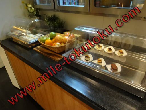 クアラルンプール空港 キャセイ航空ラウンジ デザートコーナー