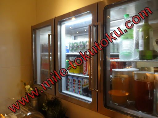 クアラルンプール空港 キャセイ航空ラウンジ 冷蔵庫の中にソフトドリンクとビール