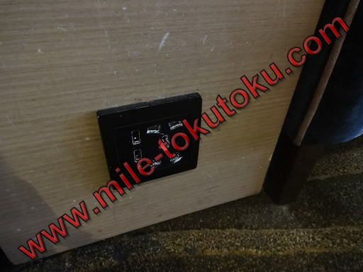 クアラルンプール空港 プラザプレミアムラウンジ コンセントとUSB