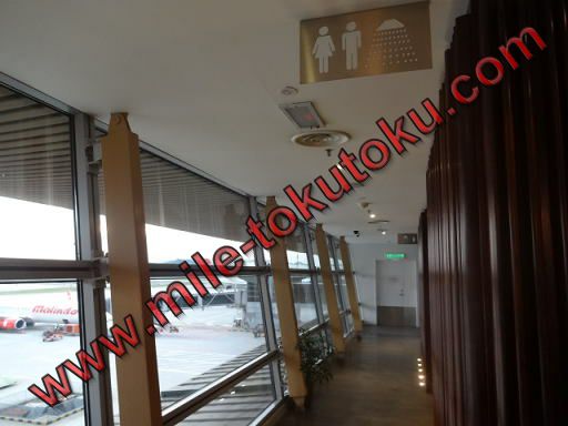 クアラルンプール空港 プラザプレミアムラウンジ トイレ・シャワーへの通路