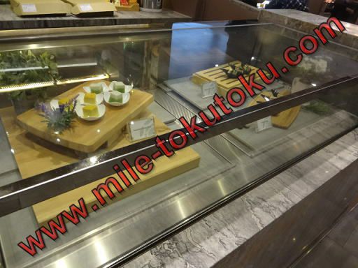 クアラルンプール空港 プラザプレミアムラウンジ ケーキのディスプレイ