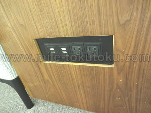 ロサンゼルス空港 大韓航空ラウンジ コンセントとUSB