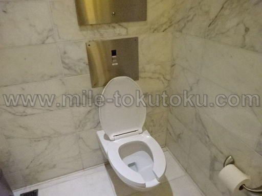 ロサンゼルス空港 大韓航空ラウンジ シャワー室のトイレ