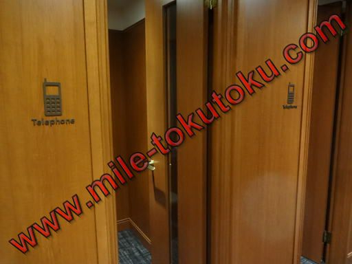 中部国際空港 JALサクララウンジ 通話ボックスは2室