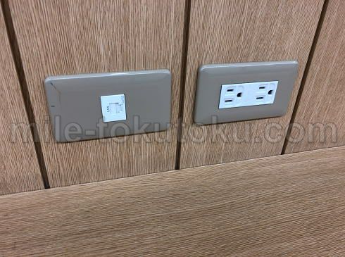 名古屋/小牧空港 ビジネスデスクにあるコンセント電源