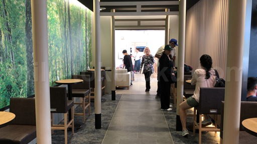 成田 第1 プライオリティパスラウンジNOA 奥へ続く通路