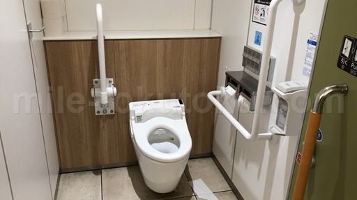 成田 第1 プライオリティパスラウンジNOA 男性トイレ個室