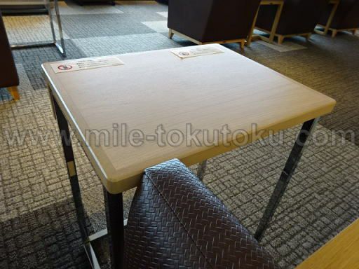 新潟空港 エアリウムラウンジ 大きなサイドテーブル