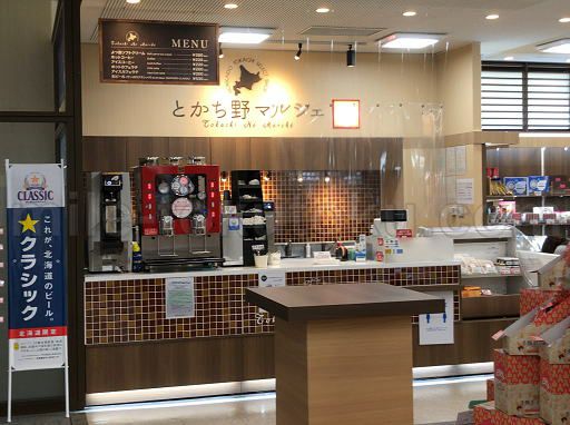 帯広空港 ラウンジ ショップのレジで利用料金を支払う